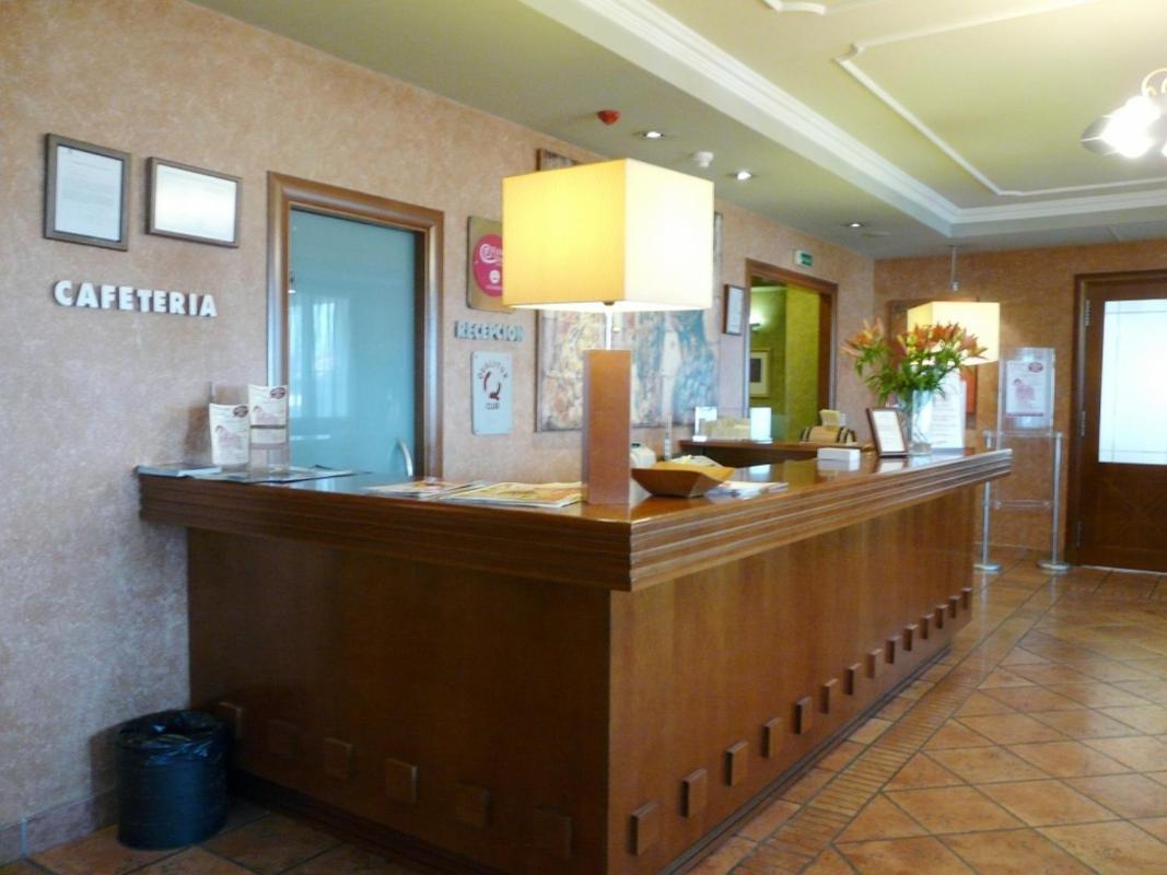 Hotel Restaurante El Tollo 우티엘 외부 사진