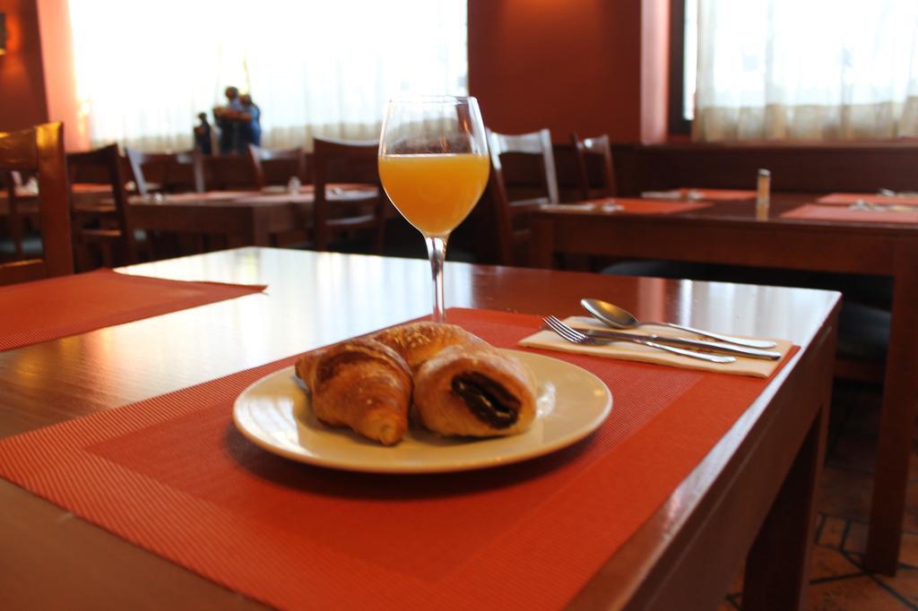 Hotel Restaurante El Tollo 우티엘 외부 사진